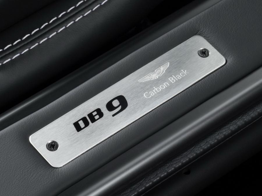 Логотип Aston Martin DB9 Carbon Black 2010 года  (фото 8 из 8)